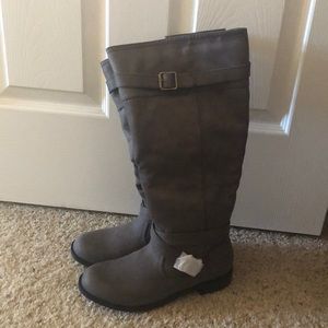 Everyday Cozy Gray Boots